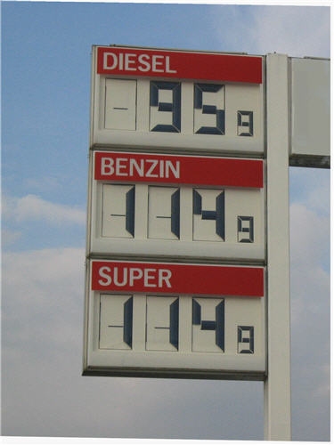Die Anzeigetafel der Tankstelle zeigt die aktuellen Preise bei Diesel und Benzin. 