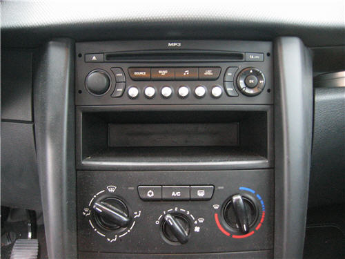 Radio mit CD-Player RD4. Ein Blick auf die Mittelkonsole mit der integrierten Heizungsregelung und darüber der Radio.