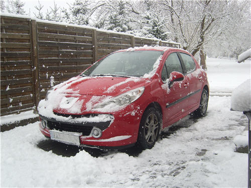 Schneebedeckte Hofeinfahrt. 