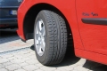 Der Auslieferungszustand: schlichte Leichtmetallfelgen und Pirelli 185/65 R 15 88H. 