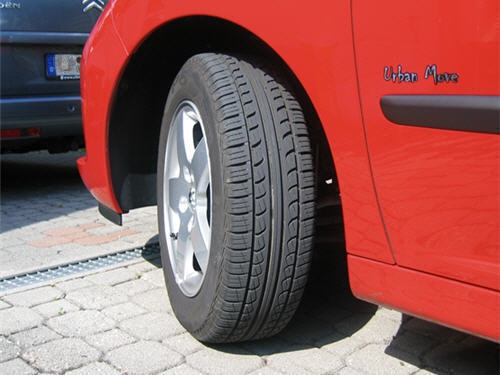 Sommerreifen auf Alufelgen, Basisversion des Urban Move. Mit diesen Pirelli 185/65 R 15 88H auf Alufelgen wurde unser Auto im Februar ausgeliefert.