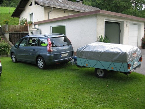 Auf dem Bild steht unser Auto zusammen mit den Anhänger neben der Übernachtungsunterkunft. 