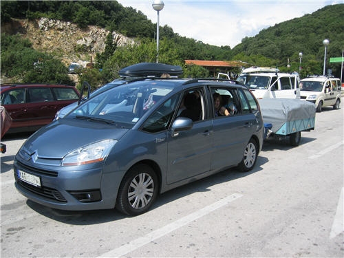 Das Auto steht in der Warteschlange am Fährhafen Valbinska. 