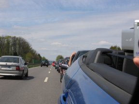 Autokolonne bei der Anfahrt zur Tuningworld. 