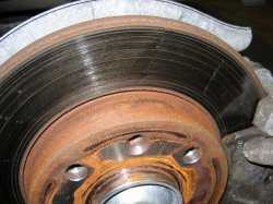 Nahaufnahme: Bremsscheibe hinten. Nahaufnahme: Bremsscheibe hinten.