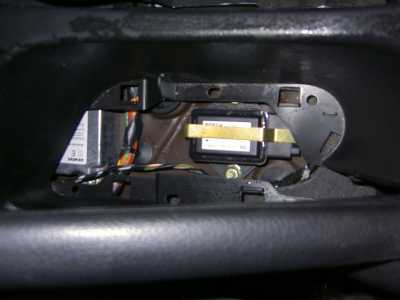 Im Mitteltunnel unter dem Handbremshebel befindet sich beim Peugeot 307 der ESP-Bewegungssensor. ESP-Sensor im Mitteltunnel des Peugeot 307.