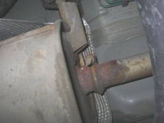 Rost am Eingang zum Nachschalldämpfer. Rost am Eingang zum Endschalldämpfer