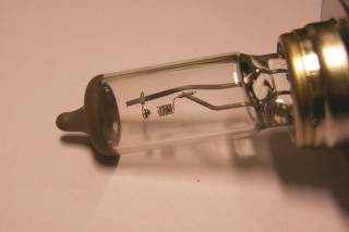 Völlig ausgebrannt. Durchgebrannte H7-Lampe.