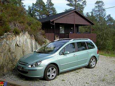 Mein Peugeot vor einem norwegischen Ferienhaus. 