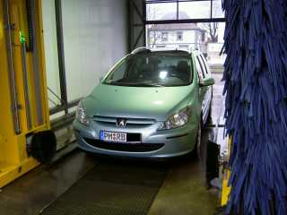 Leon in der Waschanlage. Leon in der Waschanlage.