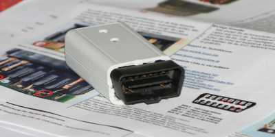 Ein besseres Gehäuse hat der Bastelkeller nicht hergegeben, aber funktionieren tut er trotzdem: der OBD-Adapter zur Eigendiagnose im Auto. OBD-Bausatz AGV2050.