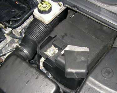 Batterieabdeckung mit gebrochener Polabdeckung. Batterieabdeckung mit gebrochener Polabdeckung.