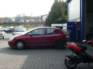 Der Peugeot 307 vor der Werkstatteinfahrt. Der Peugeot 307 vor der Werkstatteinfahrt.