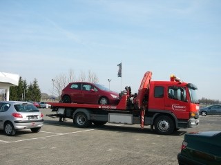 Abschleppwagen vor dem Autohaus Hartinger. 