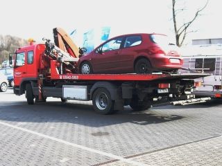 Abschleppwagen vor dem Autohaus Hillebrand. 