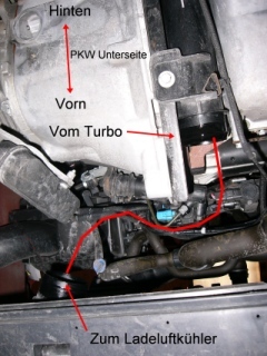 Hier liegt normalerweise der Schlauch vom Turbo zum Ladeluftkühler. 