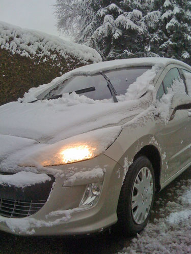 Tür auf einsteigen. Kein Schnee auf dem Sitz, da er weit aussen vom Türrahmen fällt. 