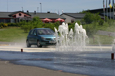 Ausweichen bei plötzlich auftauchenden Hindernissen. Ausweichen bei plötzlich auftauchenden Hindernissen.