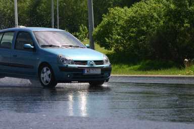 Clio auf der Kurventeststrecke. Clio auf der Kurventeststrecke.