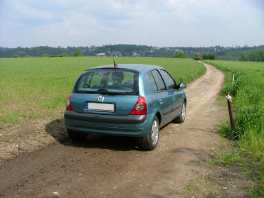 Rückansicht des Clio und Parksensoren hinten. 