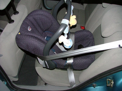 Babyschale auf der Rückbank des Clio. Römer Kindersitz im eingebauten Zustand.