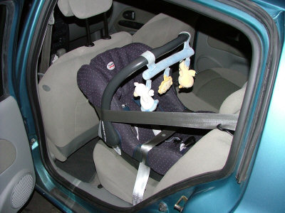 Babyschale auf der Rückbank des Clio. Römer Kindersitz im eingebauten Zustand.
