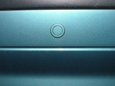 Großaufnahme des lackierten Parksensors beim Clio II. Detailaufnahme eines Parksensors.
