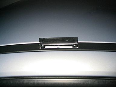 Öffnen der Klappe in der Dachleiste. Öffnen der Klappe in der Dachleiste.