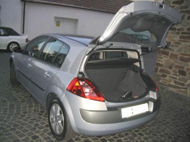 Geöffnete Heckklappe des Renault Megane. 