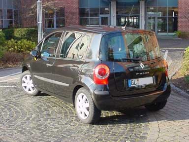 Renault Modus von schräg hinten. 