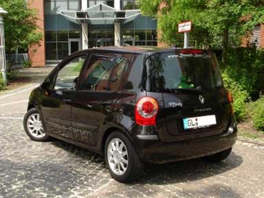 Tiefergelegter Renault Modus von schräg hinten. 