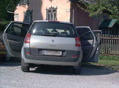 Auto mit geöffneten Türen. 