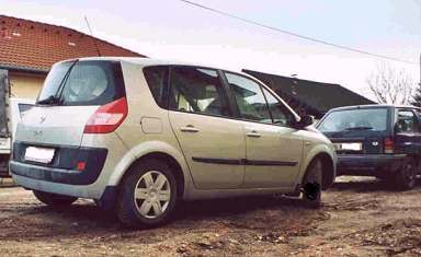 Mein Scénic und der Opel Corsa im Vordergrund. 