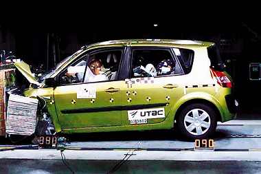 Renault Scénic im Crashtest. 