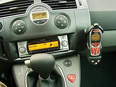 Navi Radio von Sony und Siemens M55 (mit DashMount Halterung). 