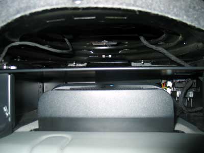 Blaupunkt THB200 A-Subwoofer unter dem Trafic-Beifahrersitz. Blaupunkt THB200 A-Subwoofer unter dem Trafic-Beifahrersitz.