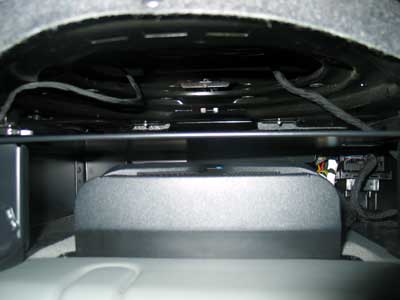 Blaupunkt THB200 A-Subwoofer unter dem Trafic-Beifahrersitz. 