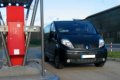 Renault Trafic neben Tankstelle. 