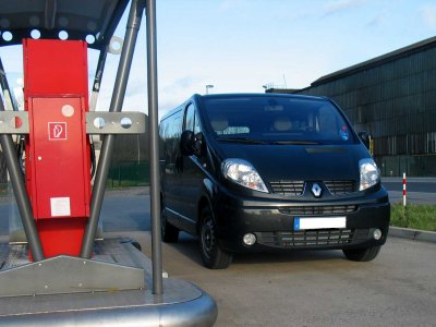 Renault Trafic neben Tankstelle. 