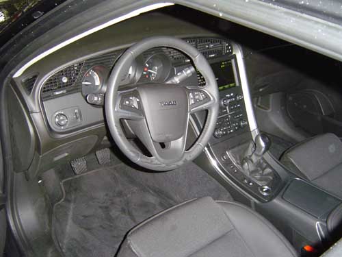 Cockpit des Saab 9-5. 