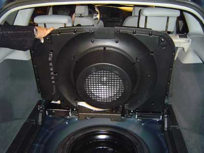 Unter dem Kofferraumboden befindet sich ein möglicher Subwoofer … Unter dem Kofferraumboden befindet sich ein möglicher Subwoofer …