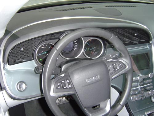 Cockpit des Saab 9-4X. 