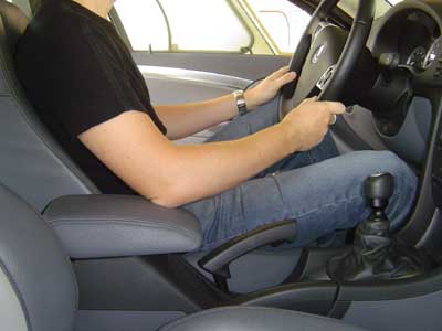 Endlich kompatibel: Hand am Lenkrad und Arm auf der Ablage. Endlich kompatibel: Hand am Lenkrad und Arm auf der Ablage.