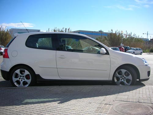 Der Golf GTI von der Seite gesehen. Seitenansicht des Golf GTI.