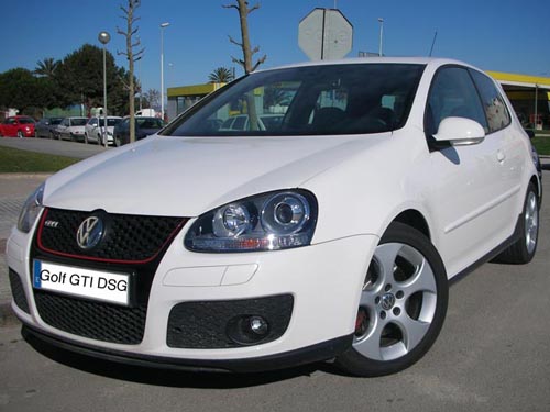 Golf GTI von vorne links gesehen. Golf GTI von vorne links gesehen.