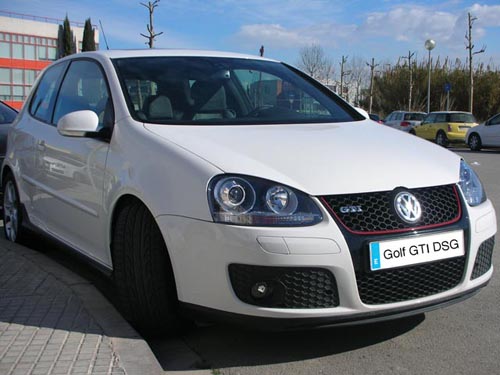 Golf GTI von vorne rechts gesehen. Golf GTI von vorne rechts gesehen.
