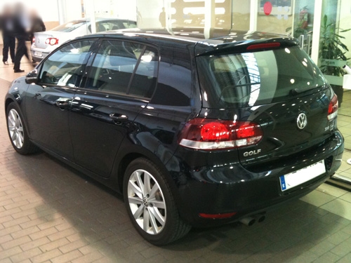 Heckansicht des VW Golf Sport. 