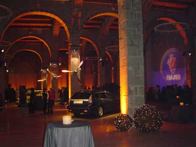 Präsentationshalle mit Propellern an den Säulen. Präsentationshalle mit Propellern an den Säulen.