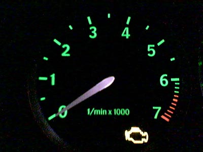 Drehzahlmesser und Fehleranzeige des Motors . Drehzahlmesser und Fehleranzeige des Motors .