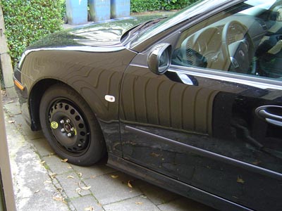 Seitenansicht des Saab mit montiertem Notrad. 